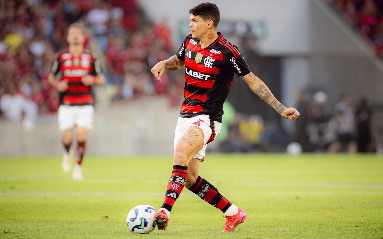 Ayrton Lucas é um dos desfalques do Flamengo contra o Santos (Foto: Adriano Fontes/CRF)