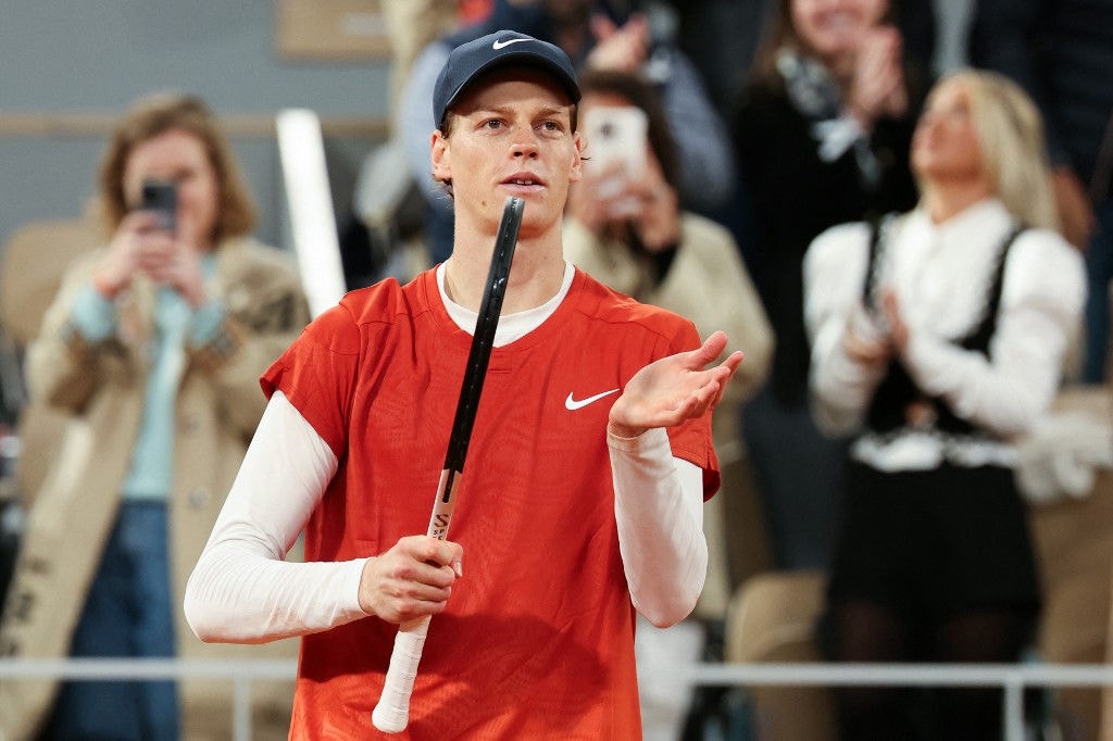 Italy's Jannik Sinner celebrates after winning his men's singles match against Russia's Pavel Kotov on Court Philippe-Chatrier on day six of the French Open tennis tournament at the Roland Garros Complex in Paris on May 31, 2024. (Photo by ALAIN JOCARD / AFP)