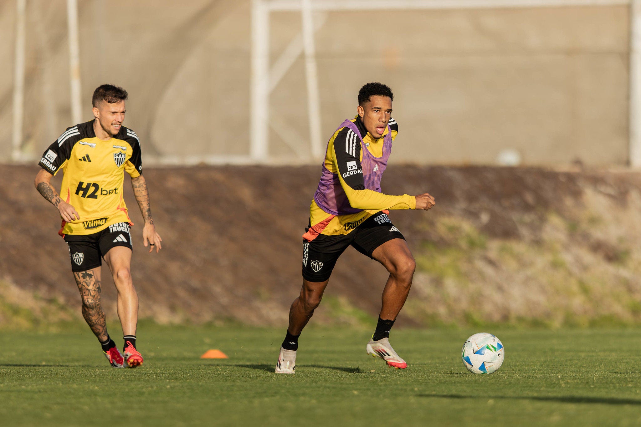 Bernard e Palacios são novidade no time de Cuca