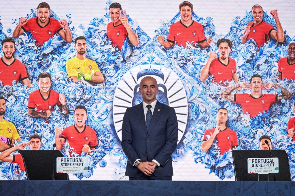 Técnico de Portugal Roberto Martinez, com as figuras dos convocados