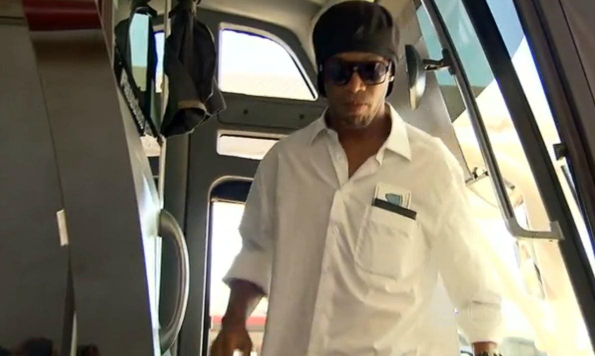 Ronaldinho e Assis cumprem decisão judicial e entregam passaportes