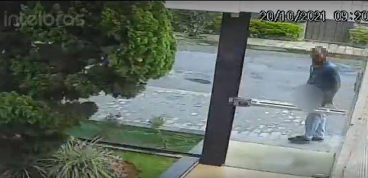 Homem ficou em frente a prédio se masturbando para mulher
