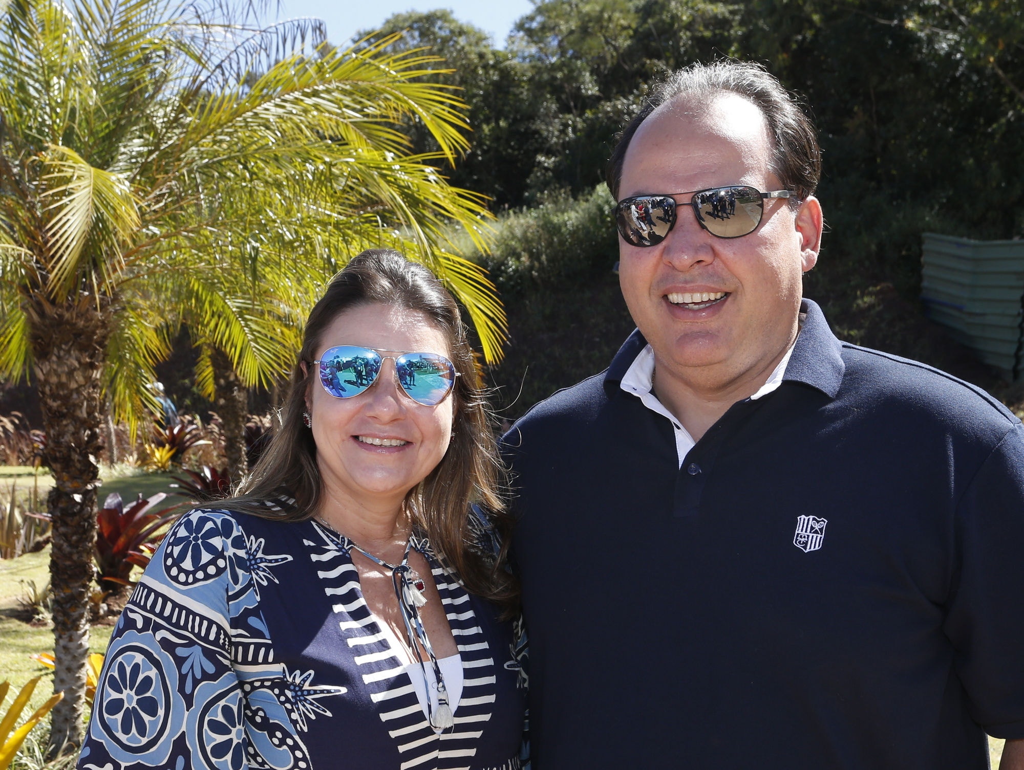 Na festa antecipada do Dia das Mães, no dia 5, no Minas Náutico, com shows de 14 Bis e da dupla César Menotti e Fabiano: o presidente do Minas Tênis Clube, Carlos Henrique Martins Teixeira, e Thereza Cristina de Castro Martins Teixeira