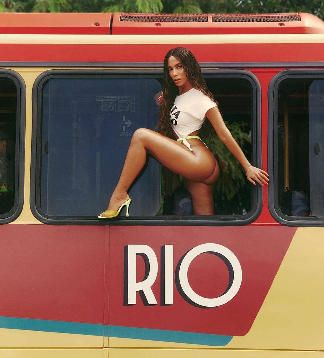 Anitta gravou o clipe de 'Girl from Rio' no Piscinão de Ramos, no Rio de Janeiro