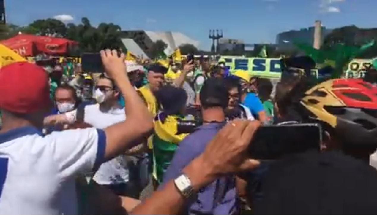 Repórteres são agredidos por manifestantes favoráveis a Bolsonaro em Brasília