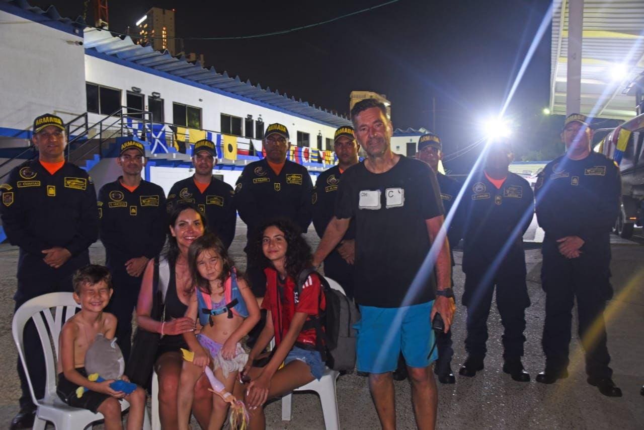 Família brasileira resgatada pela guarda costeira no mar do Caribe na noite de sábado (23)