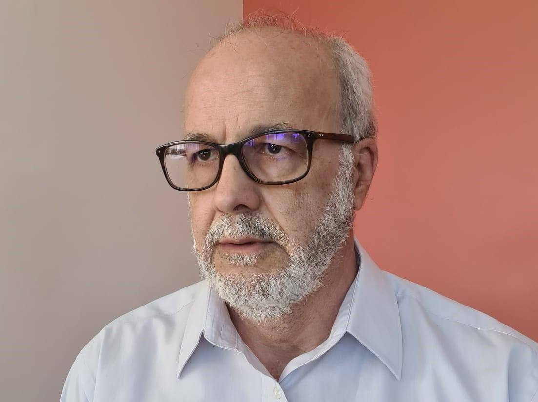 Edin  Sued  Abumanssur  acaba de lançar “My News Explica o Diabo”
