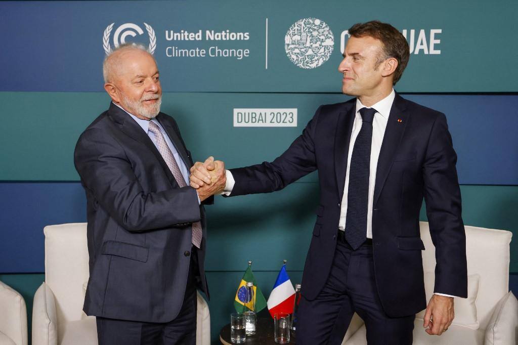 Lula se encontrou com Emmanuel Macron em Dubai, nos Emirados Árabes Unidos, durante a programação da COP-28