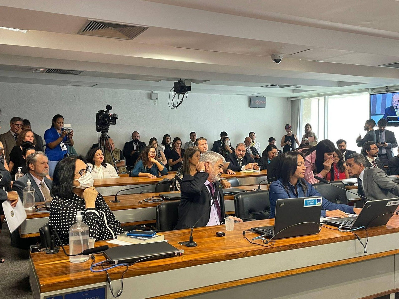 Damares Alves apareceu de máscara em reunião da comissão dos Yanomami, ao contrário de outros parlamentares