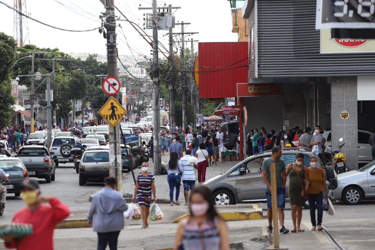 Na avenida Abílio Machado, importante centro de comércio da região Noroeste da capital, lojas funcionaram