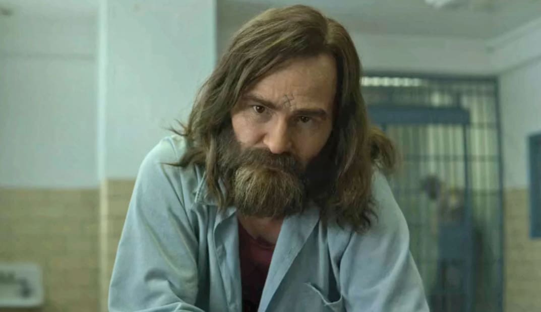 Damon Herriman em cena de 'Mindhunter", interpretando Charles Manson