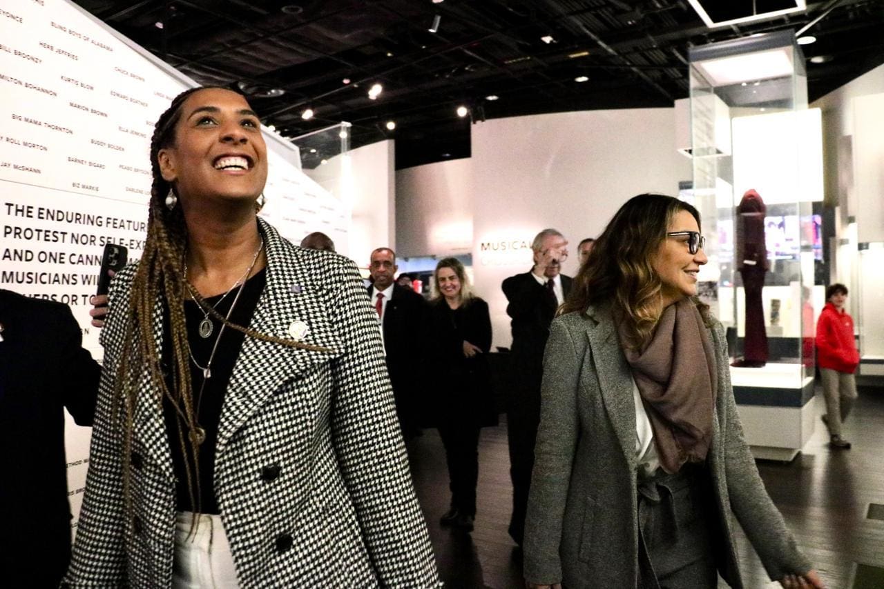 A primeira-dama Janja da Silva e a ministra Anielle Franco (Igualdade Racial) visitaram, nesta sexta-feira (10), o National Museum of African American History and Culture
