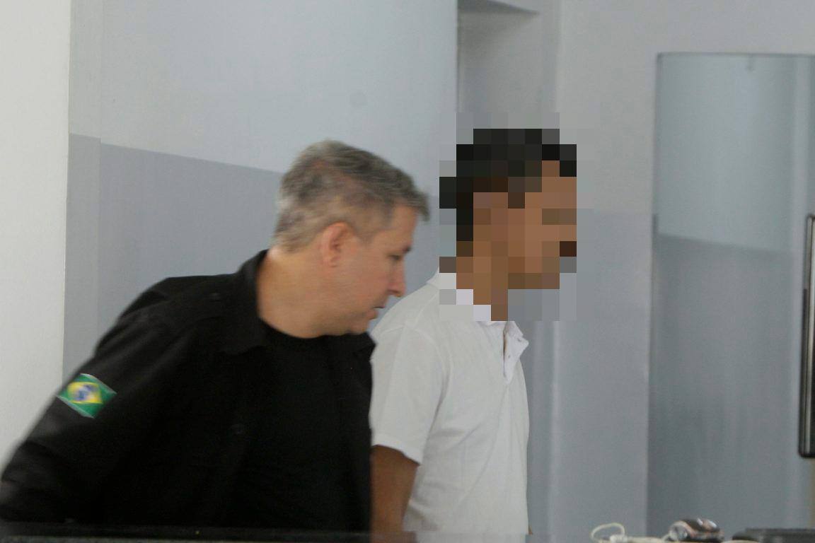 Medico e suspeito de omissao de socorro apos morte de paciente em Contagem na Regiao Metropolitana de Belo Horizonte MG  O medico Celso Silva Siqueira foi levado para uma delegacia de Contagem para prestar depoimento , segundo a Policia Militar , socorris