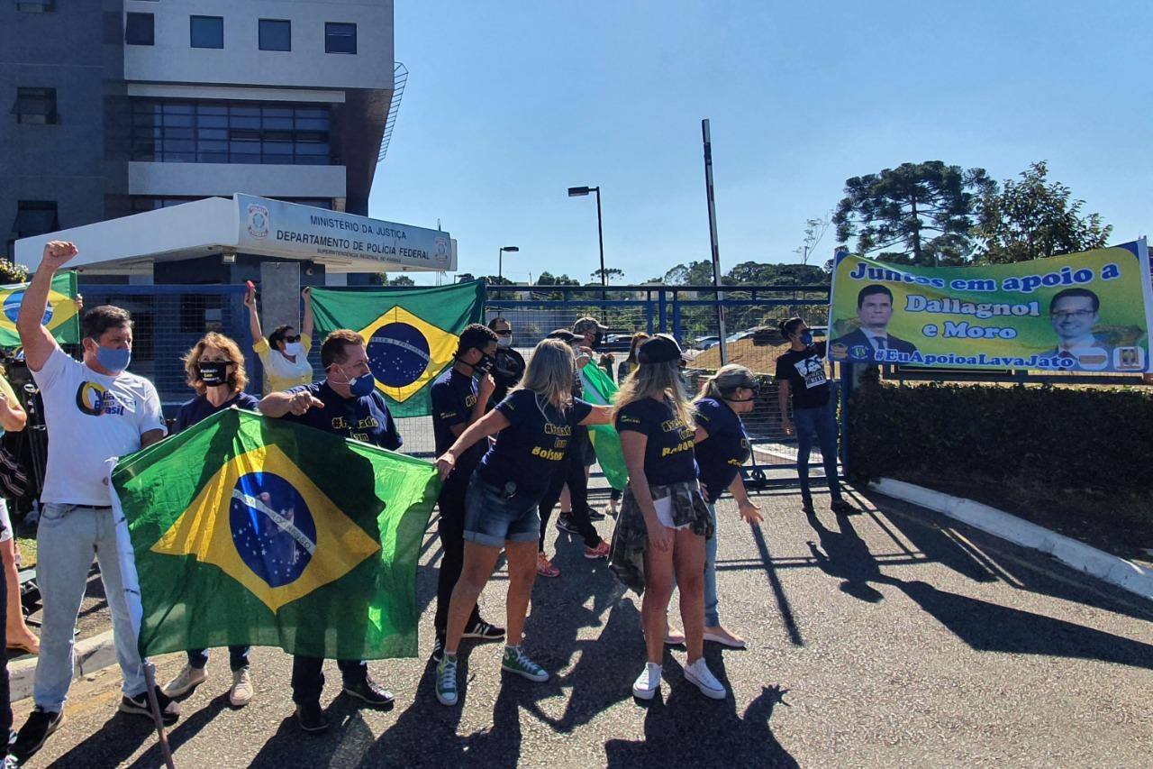 Apoiadores de Bolsonaro e Moro fazem plantão em frente a sede da PF, em Curitiba