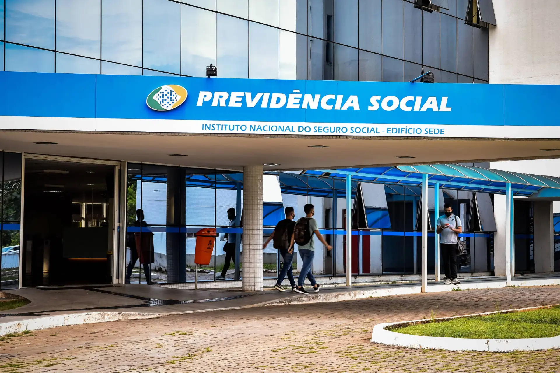 Servidores do INSS seguem afastados por suspeita de irregularidades, decide CGU