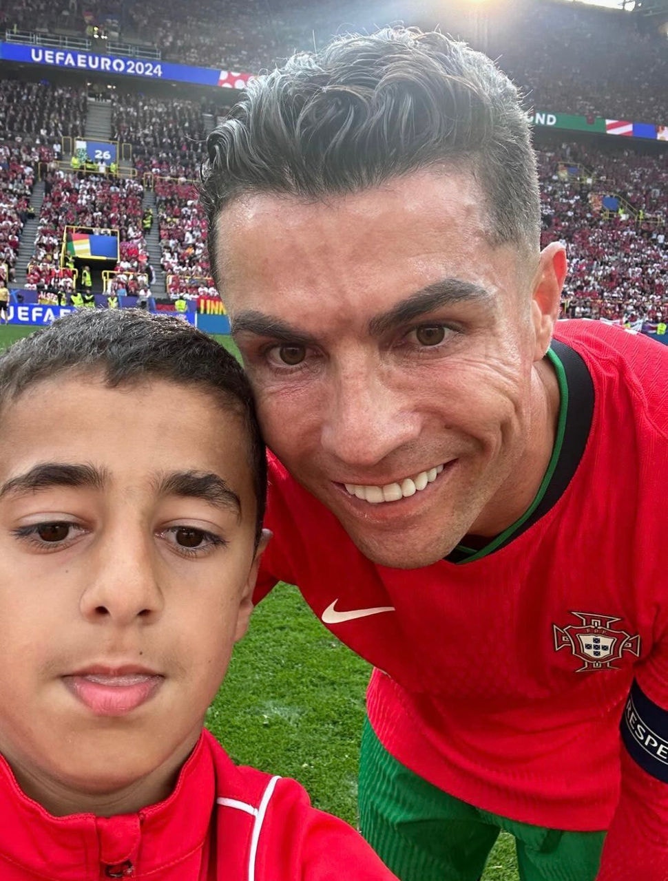 Fãs mirins de CR7 protagonizam momentos fofos com o ídolo