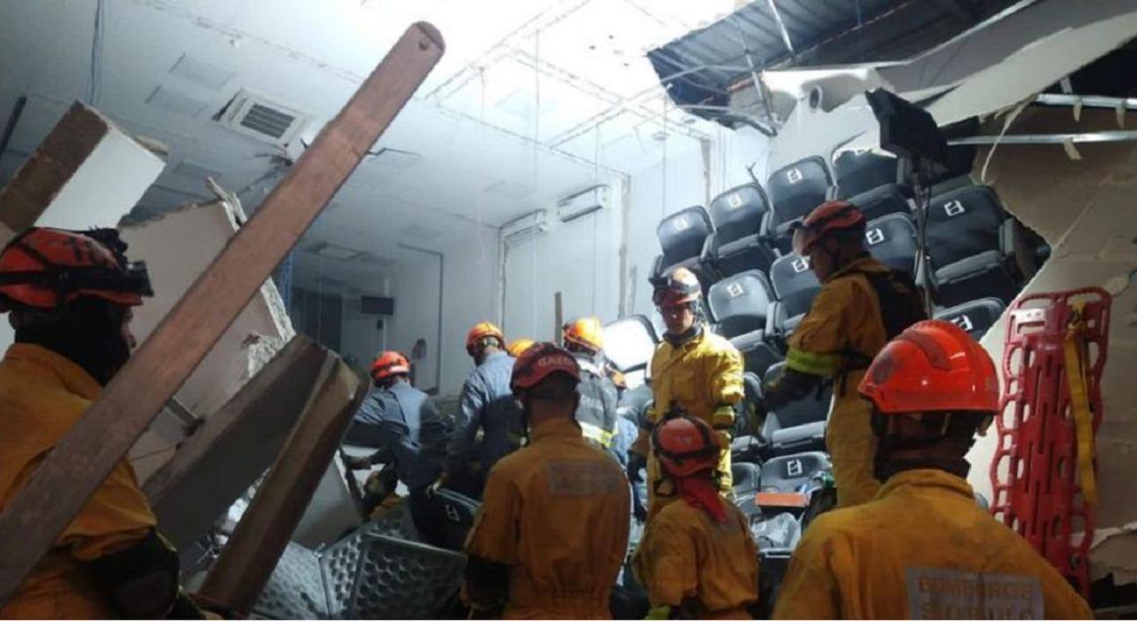 Bombeiros trabalham no resgate de sobreviventes dentro do galpão da Multiteiner, empresa de venda e locação de contêineres