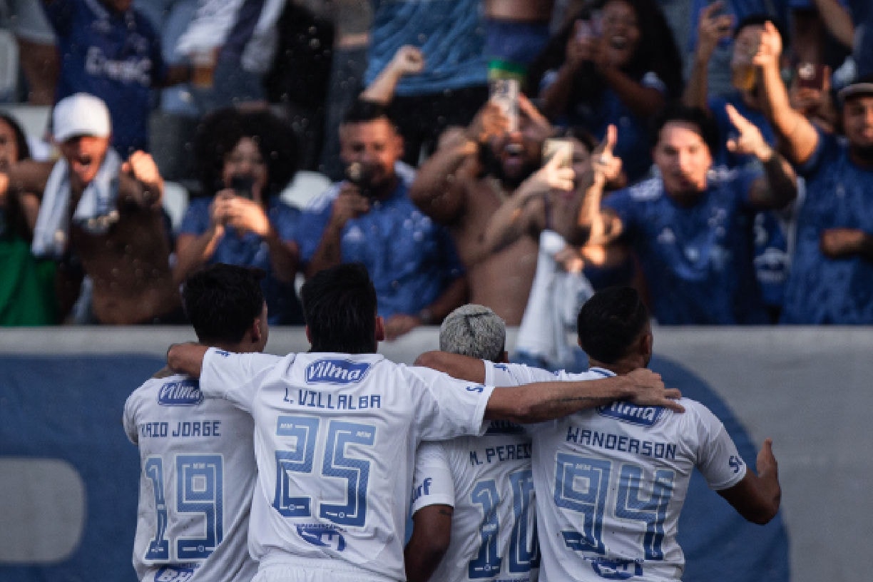 Jogadores do Cruzeiro celebram com a torcida no Engenhão