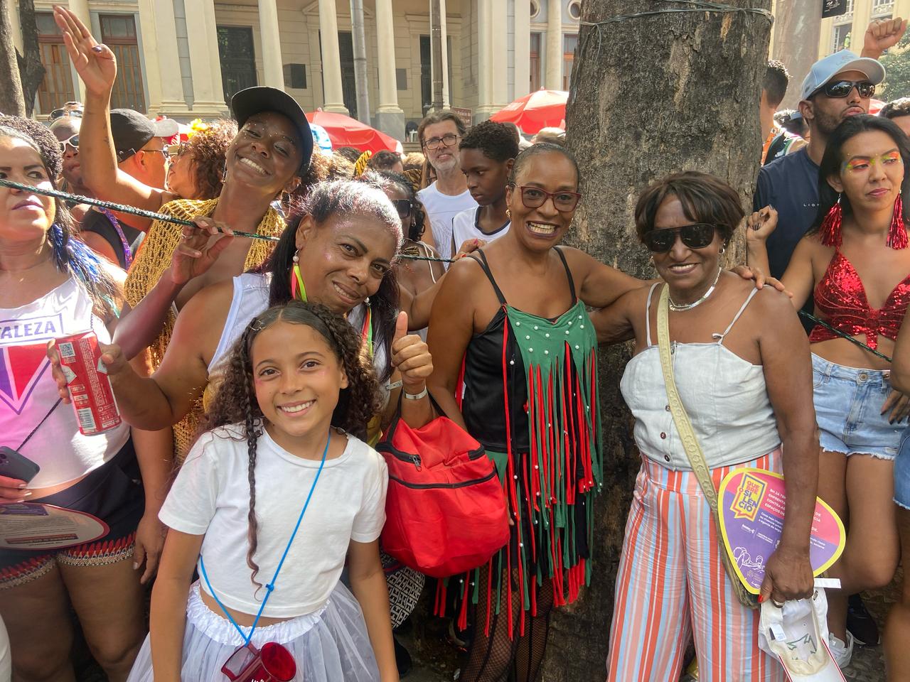 Mãe, filha e neta, as mineiras Yolanda, Rosiane e Lana Fidelis reuniram a família para acompanhar o cortejo de música eletrônica