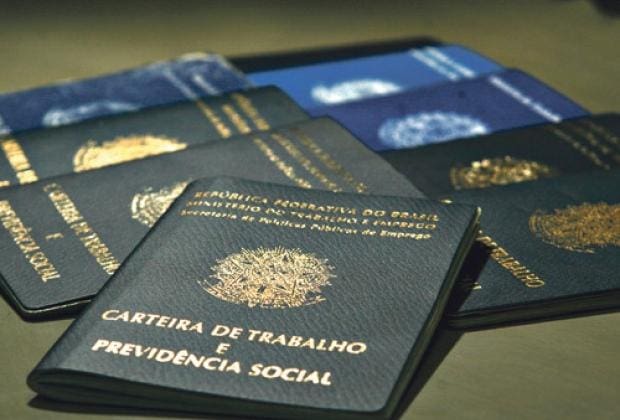 carteira de trabalho - Salário médio de admissão cai 5,6% no Brasil, segundo Caged