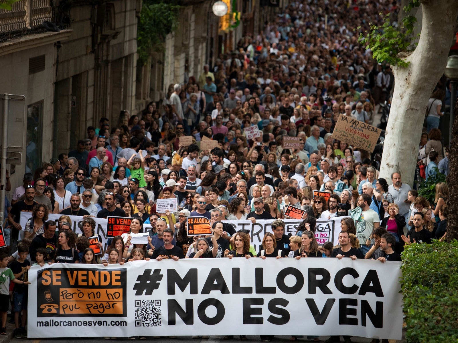 Moradores carregam faixa "Maiorca não está à venda" em protesto em Palma