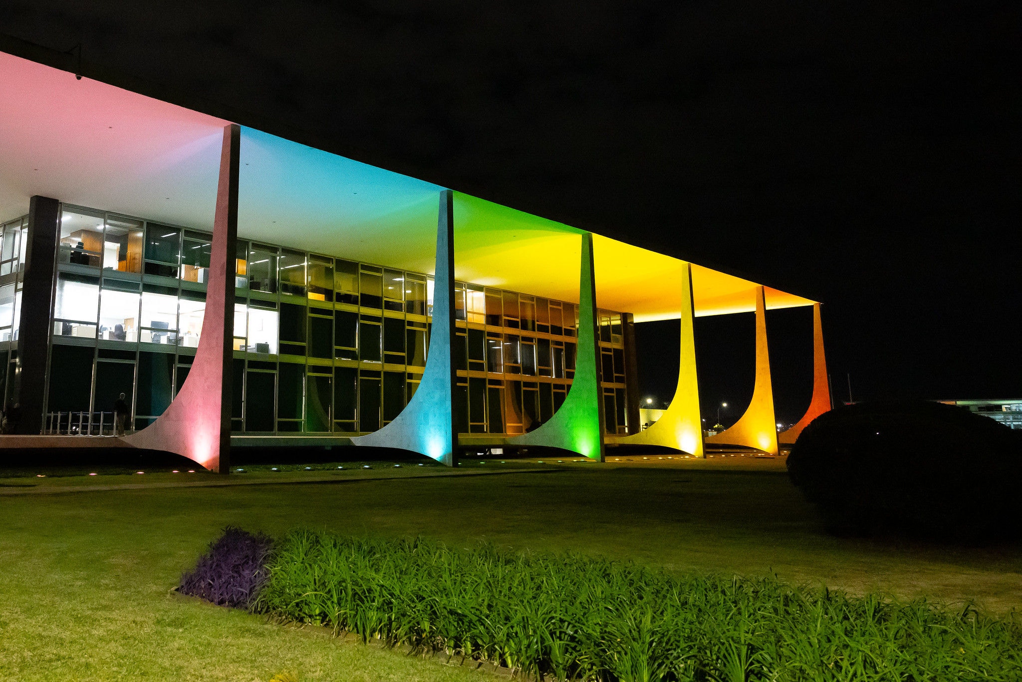 O prédio do STF, em Brasília, STF, iluminado em homenagem à semana do orgulho LGBTQIAPN+ em junho de 2024