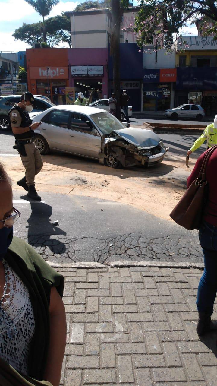 Batida entre ônibus, caminhão e carro trava o trânsito na avenida João César em Contagem