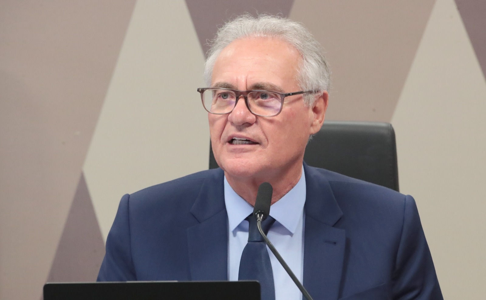 Comissão mista elegeu o senador Renan Calheiros (MDB-AL) presidente; trabalhos começam oficialmente após o recesso legislativo