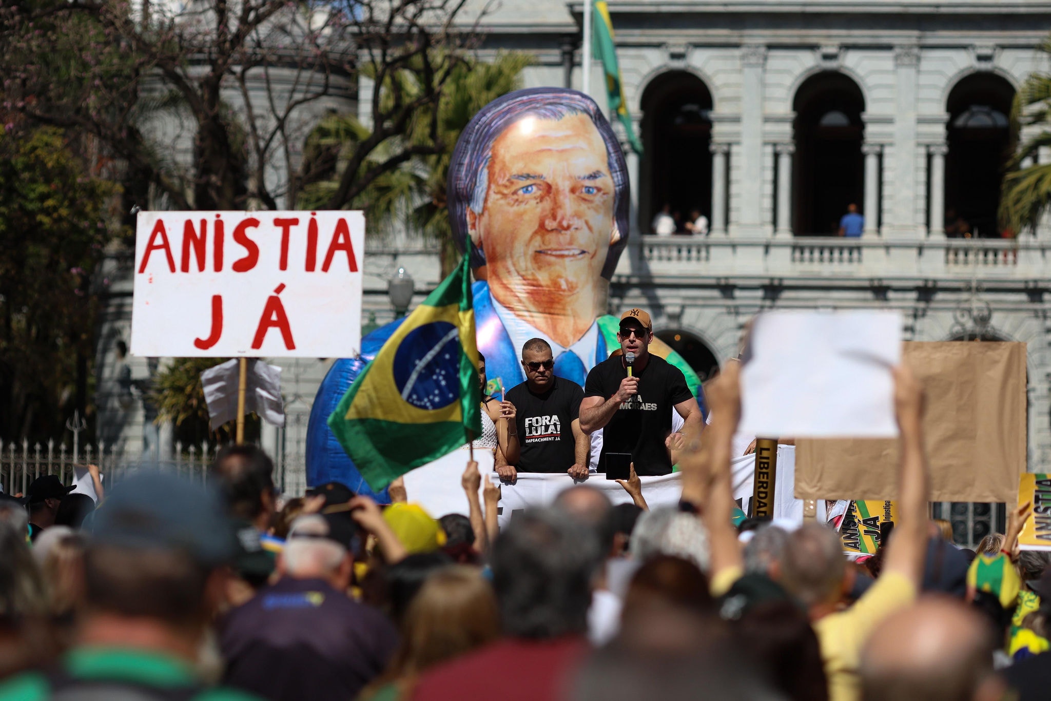 Manifestação em apoio ao ex-presidente Jair Bolsonaro e contra o ministro do STF Alexandre de Moraes, na Praça da Liberdade, em BH.