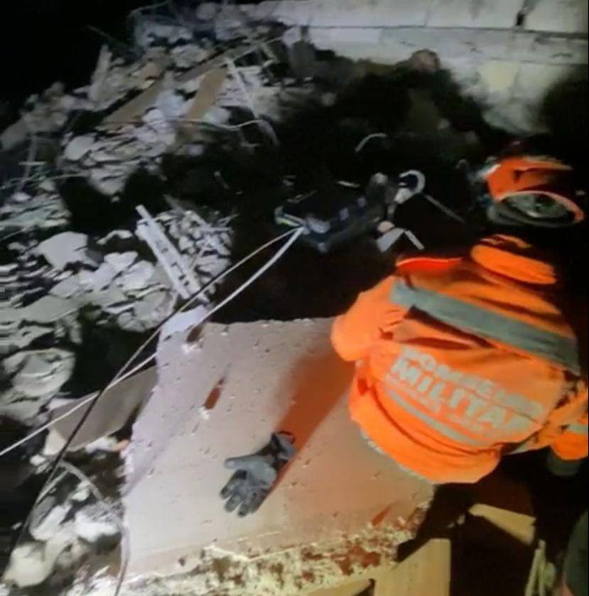 Bombeiros tentam encontrar criança sob escombros