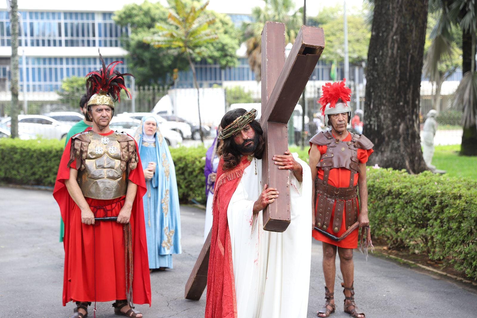 Teatros que recordam os últimos momentos de vida de Jesus são comuns na Sexta-feira Santa