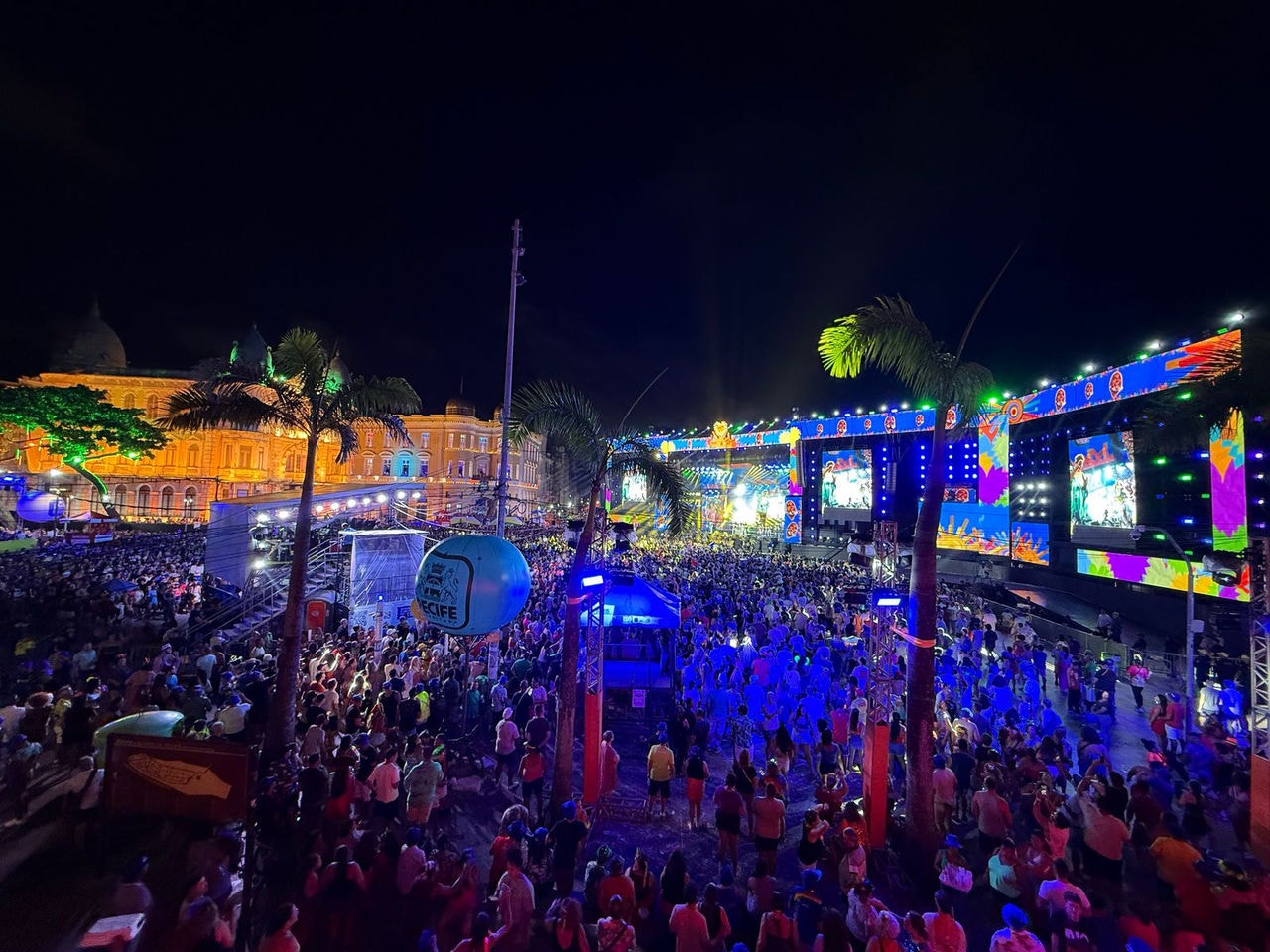 Carnaval de Recife arrasta multidão para o  Marco Zero, um dos principais pontos turísticos da cidade 