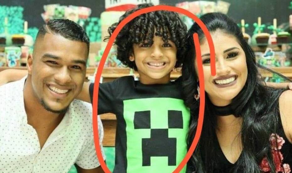 Elisson e a esposa em foto com o filho
