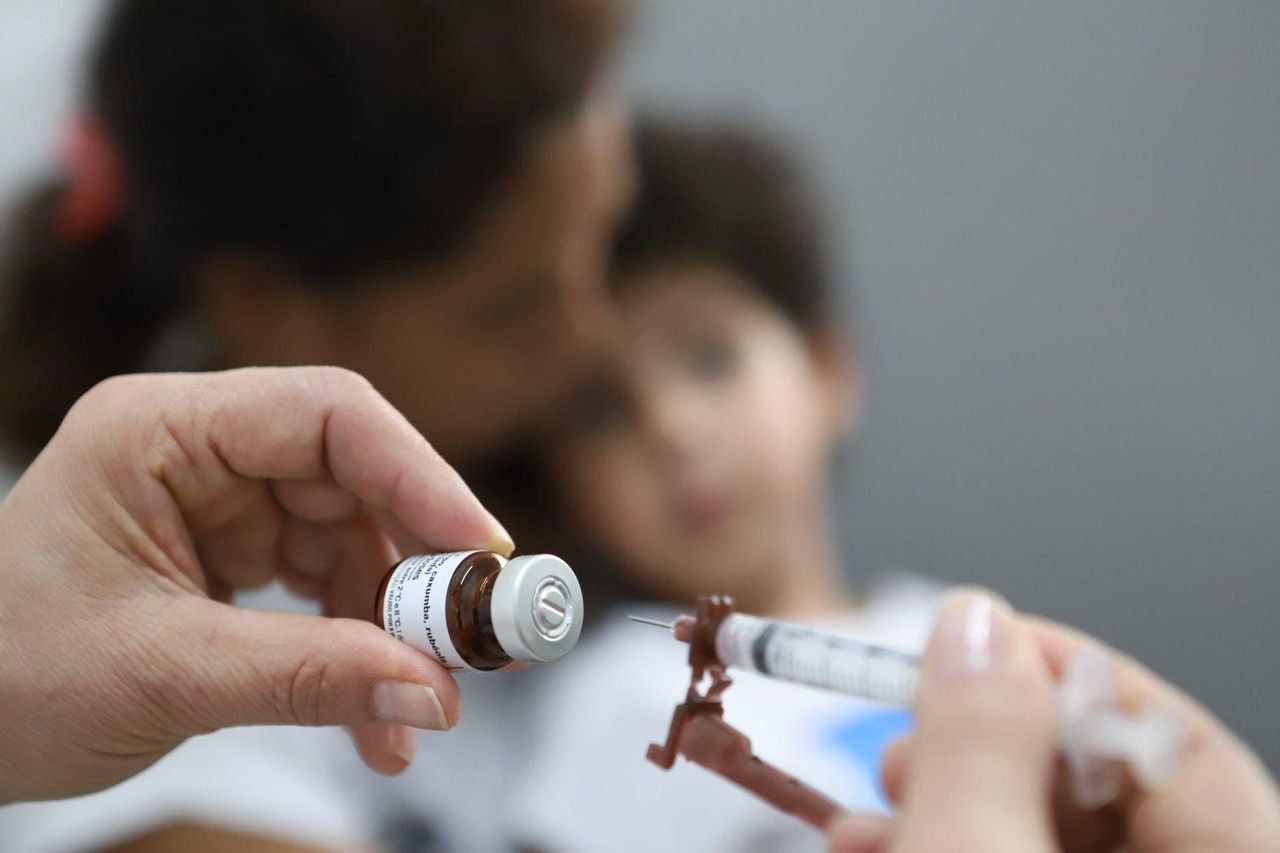 O esquema vacinal completo do sarampo consiste em duas doses até os 29 anos ou uma dose para adultos de 30 a 59 anos