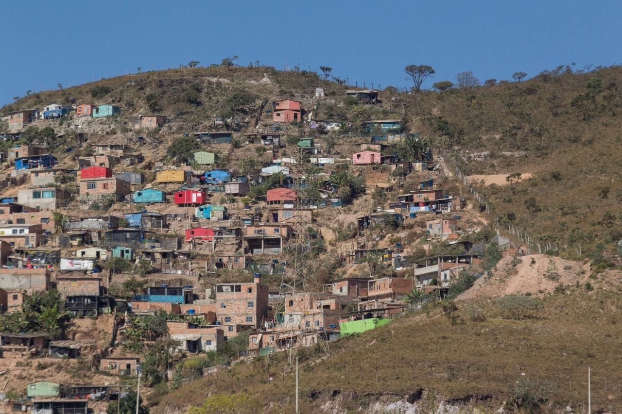 Desordem urbana Imagem mostra barracos construídos de forma irregular no Conjunto Taquaril, na região Leste de Belo Horizonte