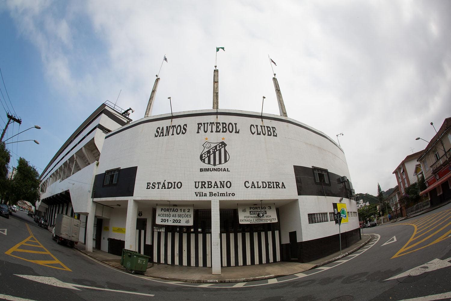 Estádio na região praiana, a Vila Belmiro  é tradicional casa do Peixe