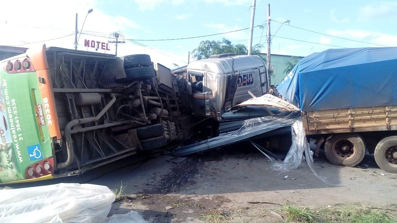 Acidente entre ônibus e carreta deixa oito vítimas na BR-381 na última quinta-feira