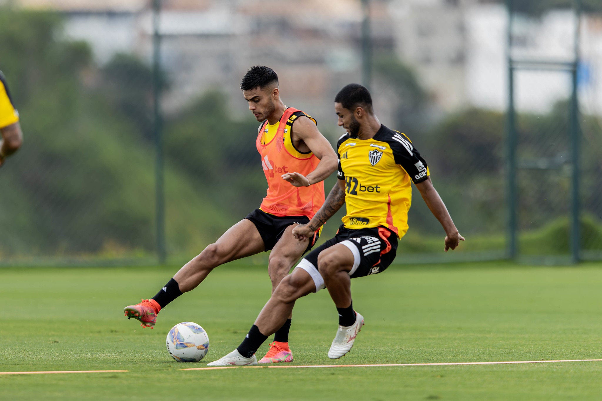 Fausto Vera e David Kauã disputam a bola durante treino na Cidade do Galo nesta segunda (10)
