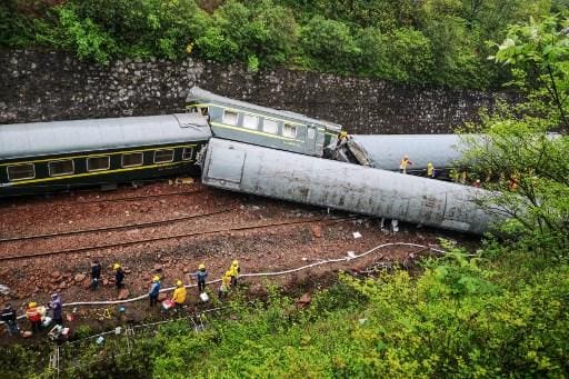 Equipes de resgate buscam no local onde um trem descarrilou em Chenzhou, na província central de Hunan, na China