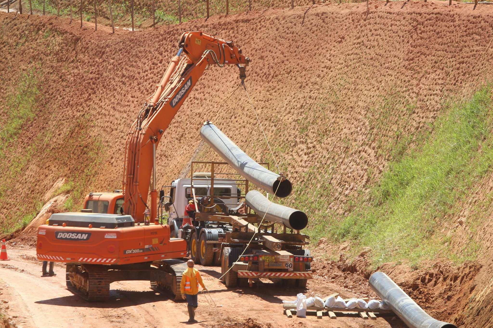 Obras da Anglo American durante construção do mineroduto que liga Conceição do Mato Dentro a São João da Barra (RJ)