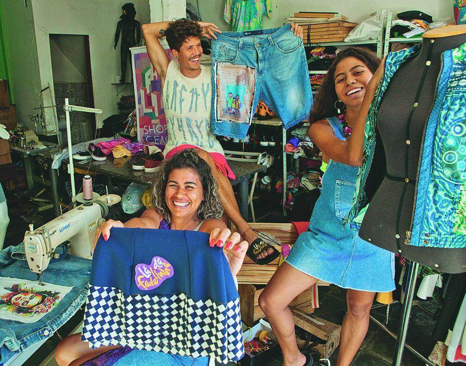 Miliane Rodrigues, Kdu Dantas e Isabella Dosil, moradores do aglomerado da Serra, estão à frente da ‘Remexe Favelinha’, marca que dá nova vida a peças usadas