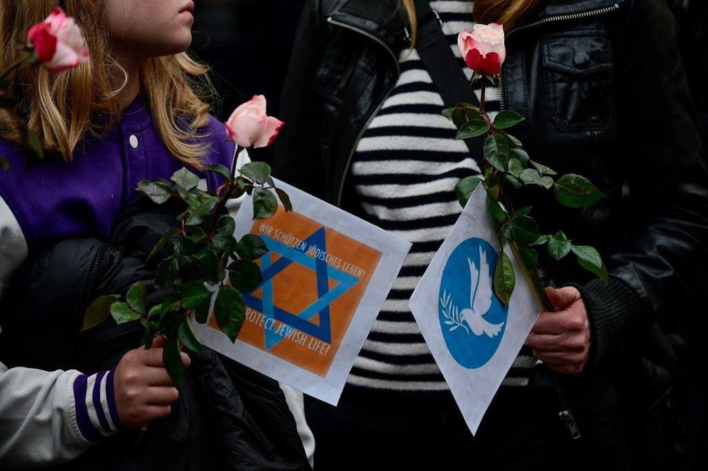 Criança participa de ato em Berlim em favor da paz e em lembrança das vítimas dos ataques do Hamas a Israel