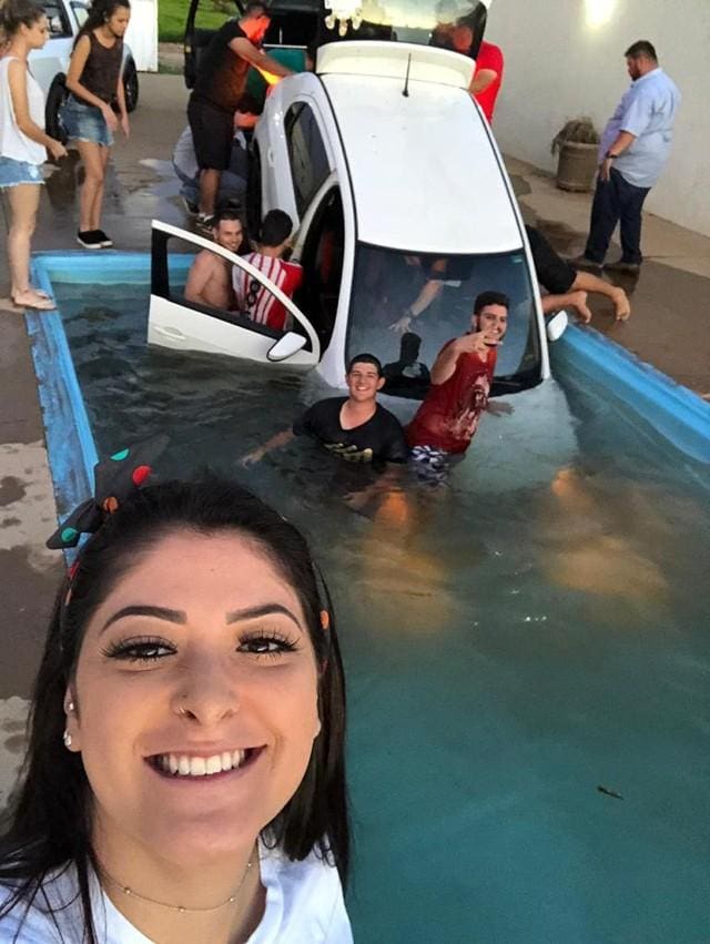 Jovem registrou momento em que carro cai dentro de piscina