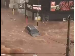 Várias ruas e avenidas do município ficaram debaixo d'água após a forte tempestade