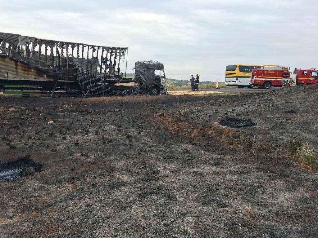 Fogo destruiu carreta