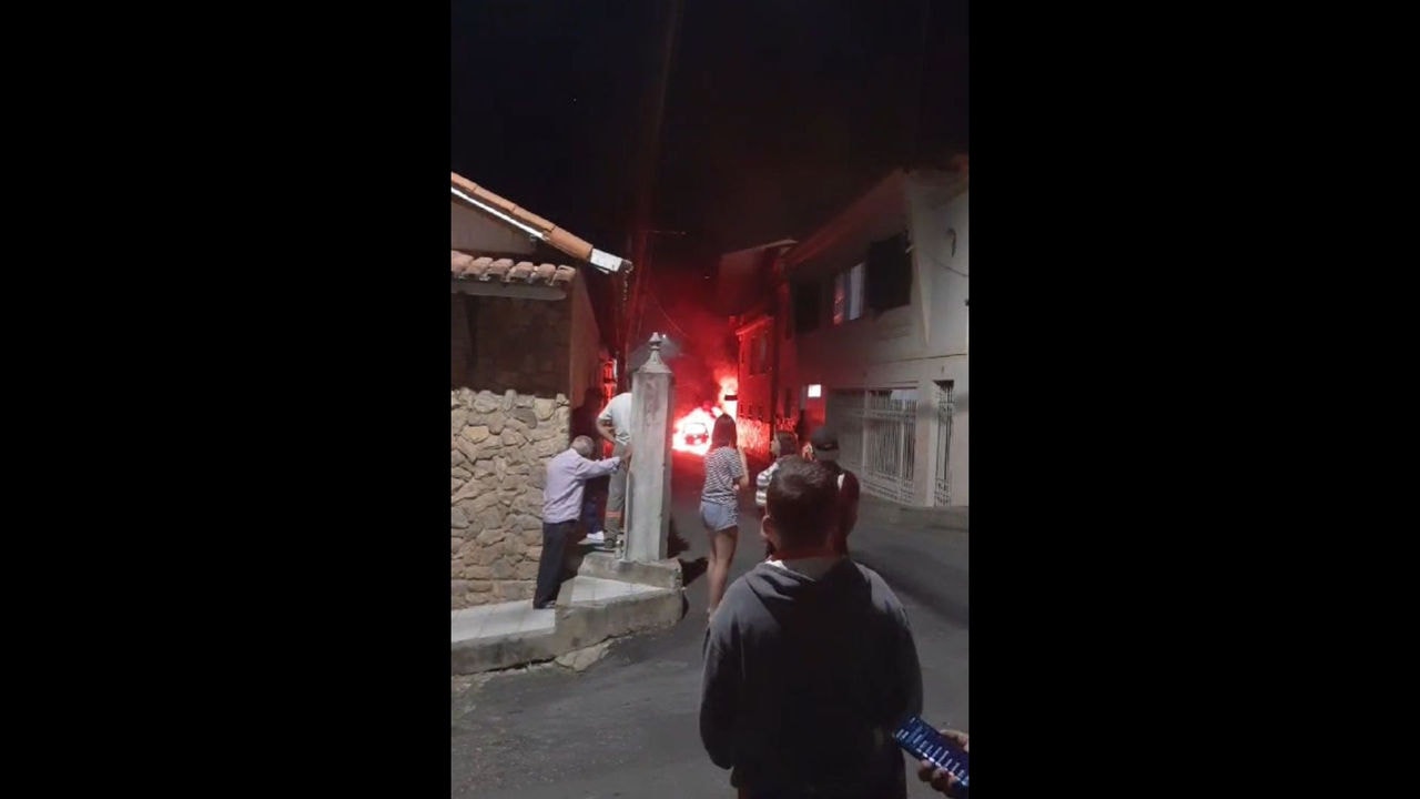 Carro pega fogo em São João del-Rei