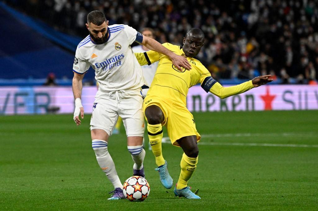 Benzema e Kante disputam bola durante a partida