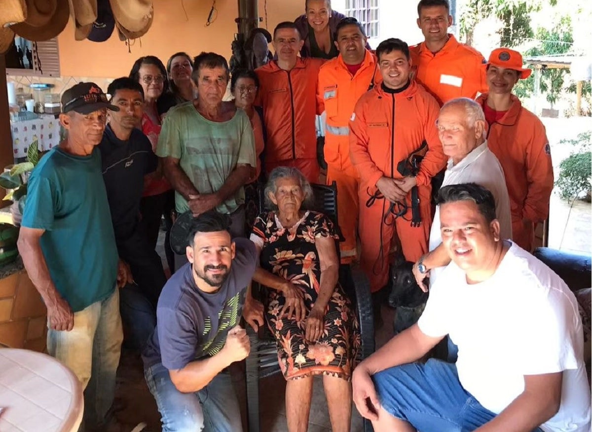 Após o resgate e uma rápida passagem pelo médico, dona Luzia foi levada de volta para sua família