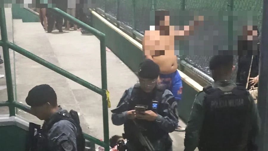 Policiais militares atuam no local onde ocorreu um dos ataques a tiros em Fortaleza (Ceará)
