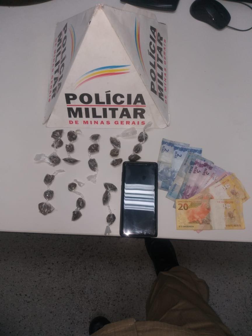 Polícia Militar exibe buchas de maconha, celular e dinheiro que, segundo ela, foram roubados por um homem durante arrastão na Savassi